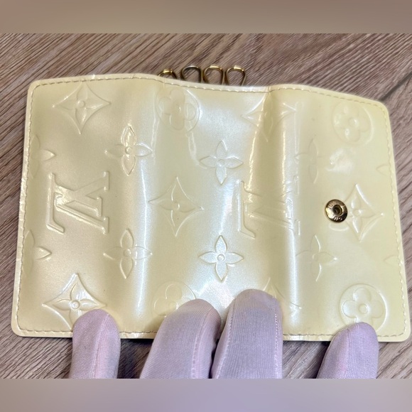 Louis Vuitton Cream/ Perle Vernis Leather Key Holder Wallet in Monogram - EUC - Picture 7 of 10